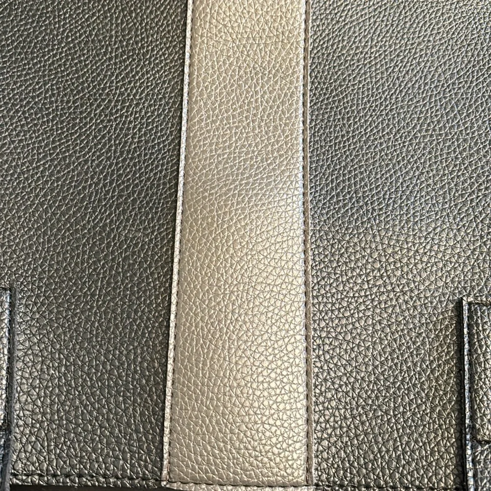 Vince Camuto shoulder bag. - Picture 3 of 6